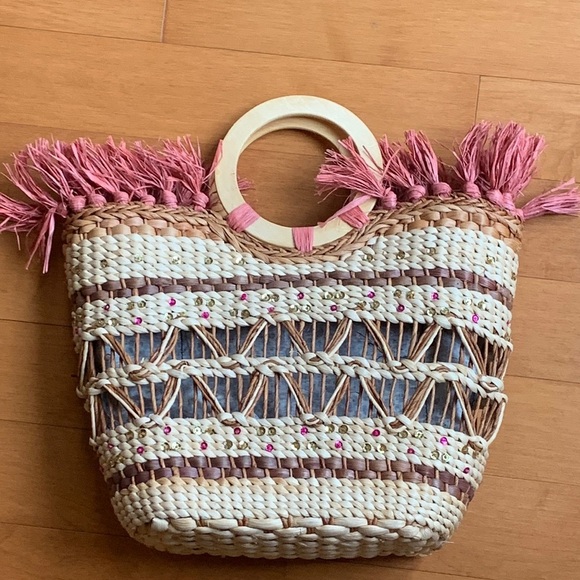 Sondra Roberts Coral Straw Woven Wood Ring Handle Beach Bag with Fringes - Picture 3 of 16